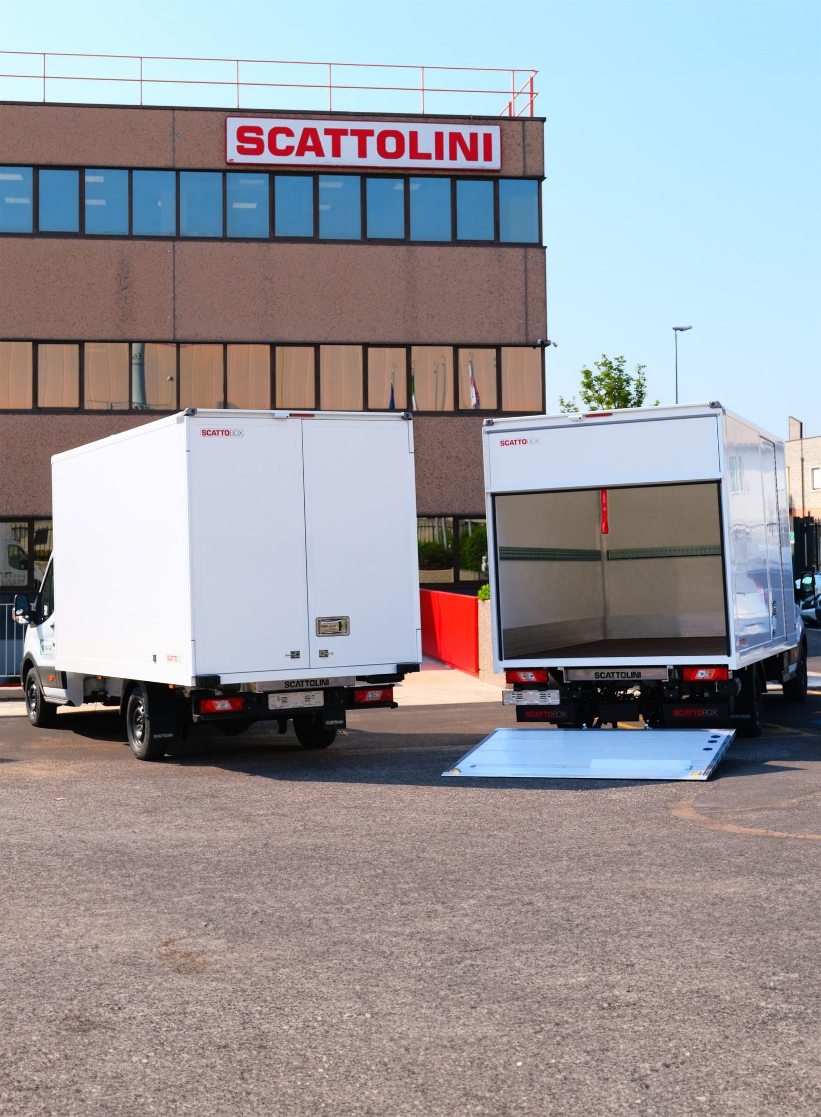 Due furgonature ScattoBox davanti alla sede Scattolini, una con sponda idraulica abbassata.